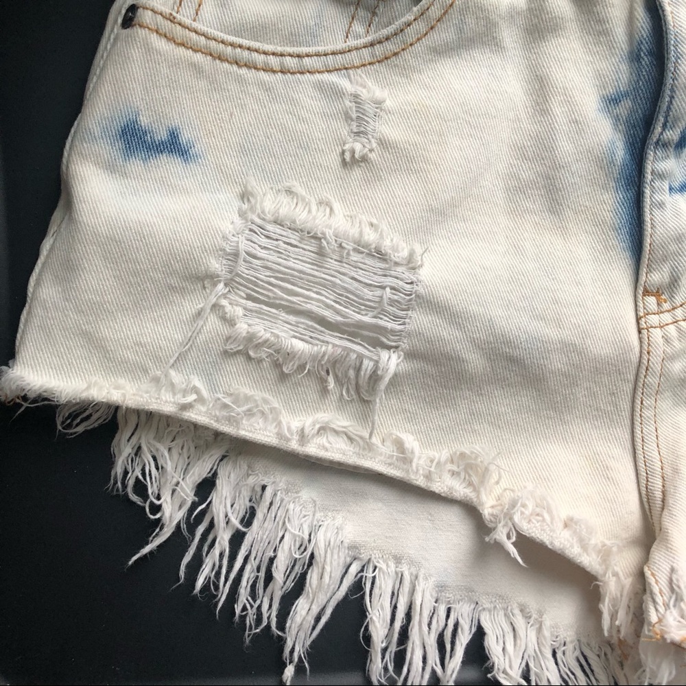 Bullhead light wash distressed high waisted shorts - Picture 2 of 6